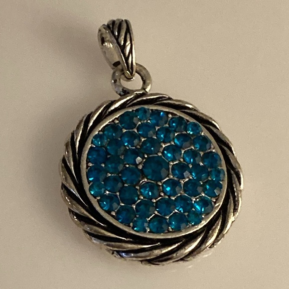 NWOT - Silvertone Scalloped Edge Turquoise Blue Crystal Pendant & Triangle Bale - Picture 6 of 6